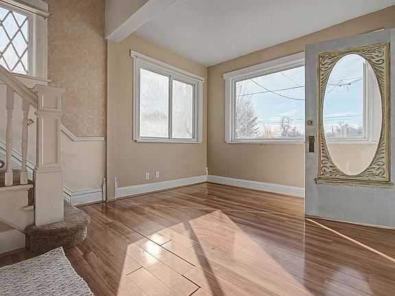 3rd image of 709 E Pabor Ave