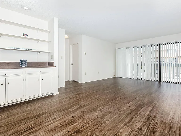 Riviera Vista Apartments — Photo 36