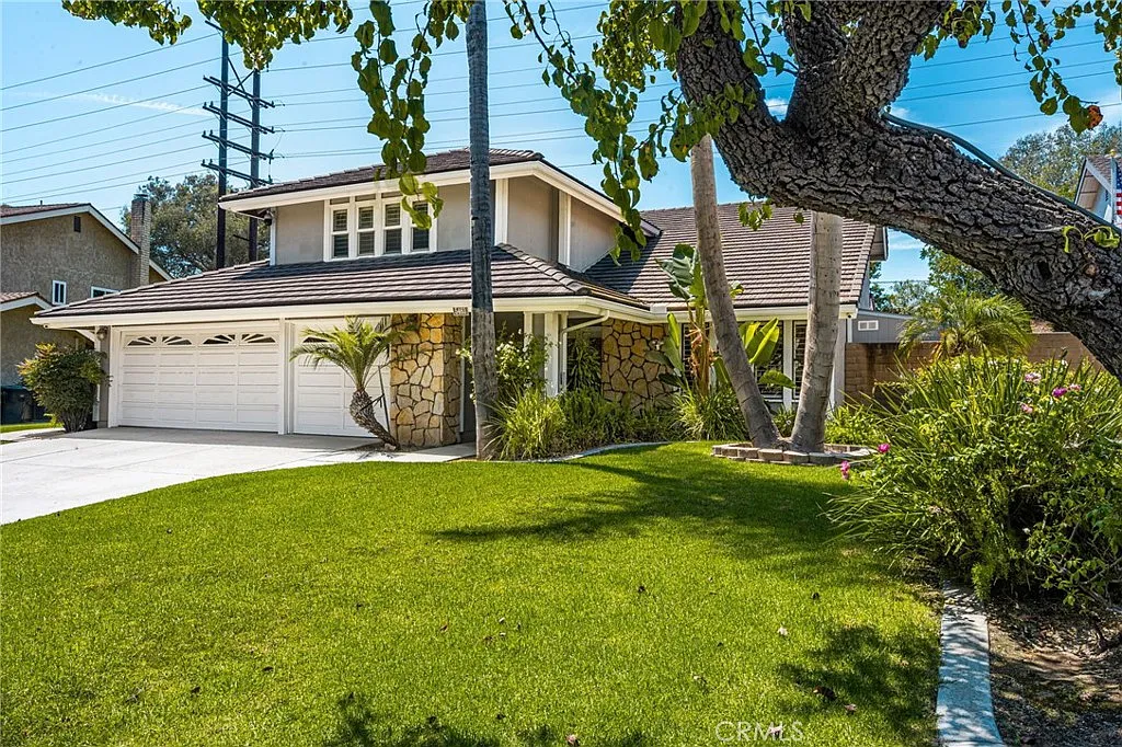 4 bed, 2.5 bath, 2398 sqft, $5,895 — Photo 3