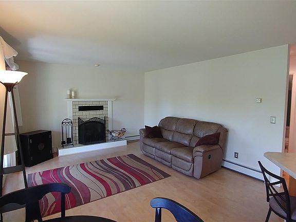 3rd image of 917 Woodland Dr