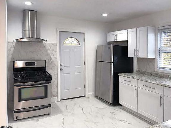4th image of 588 Argyle Ave