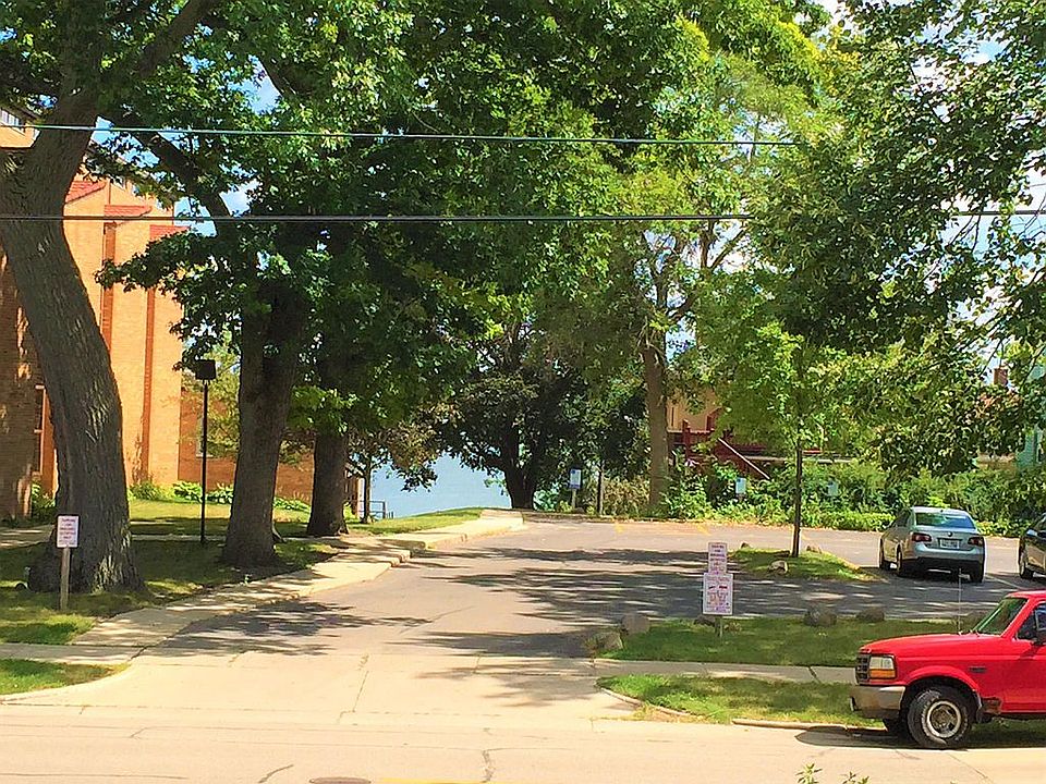 Way to the lake Monona beach.