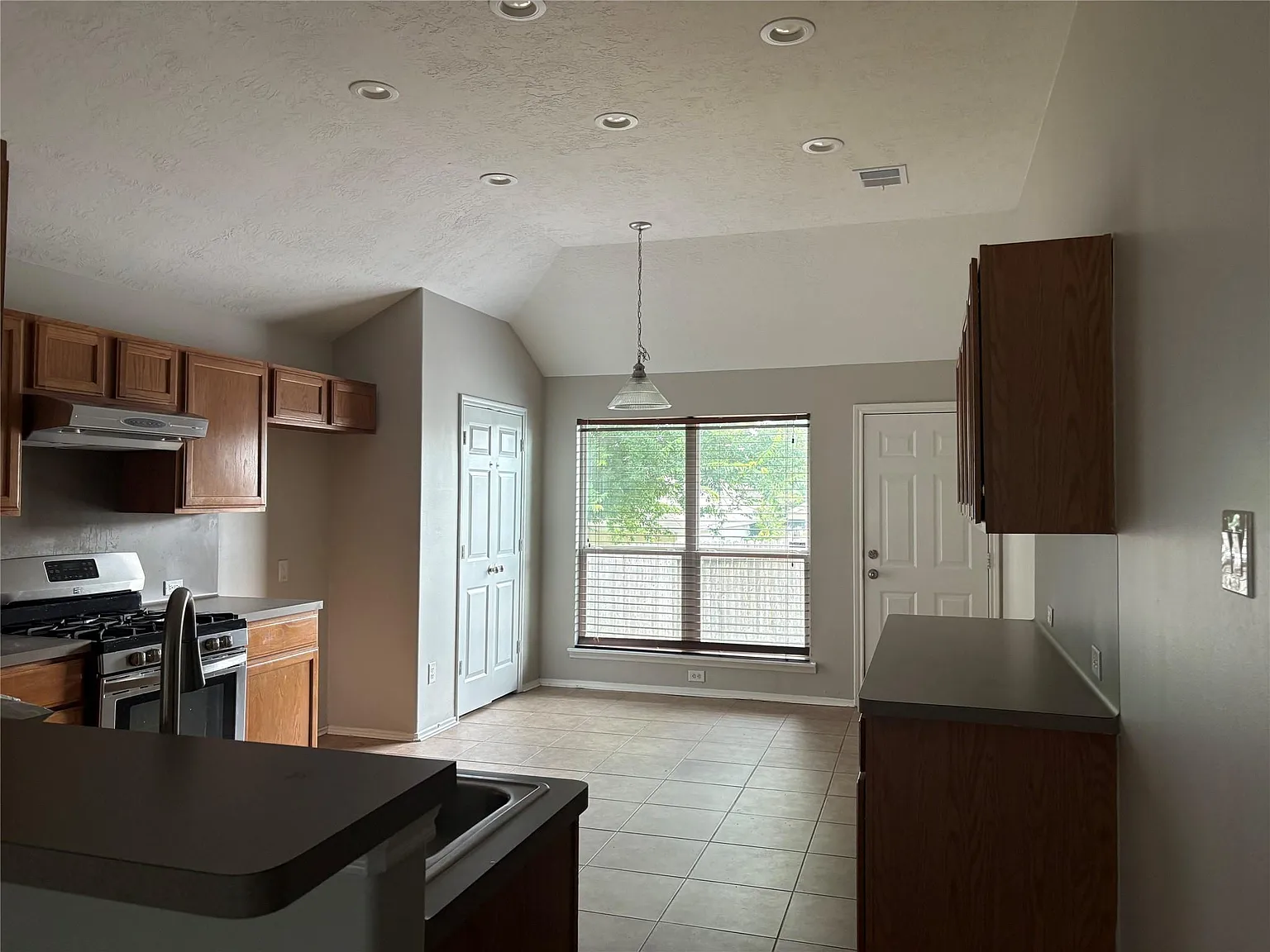 4 bed, 2.0 bath, 1587 sqft, $1,900 — Photo 3