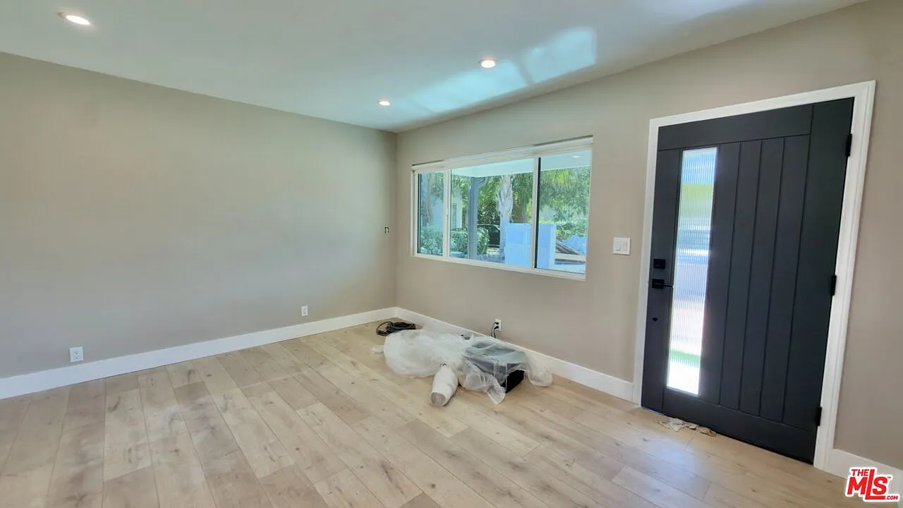 2 bed, 2.0 bath, 830 sqft, $3,600 — Photo 2