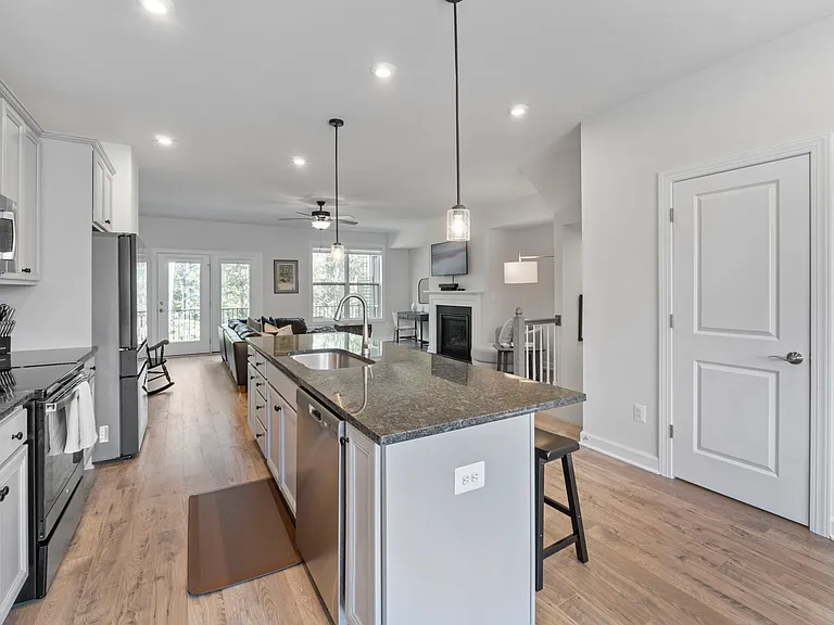 1810 Fowler St — Photo 15