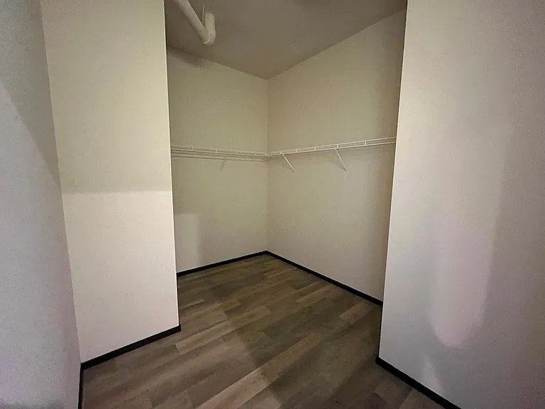Galaxie High Rise Apartments — Photo 7