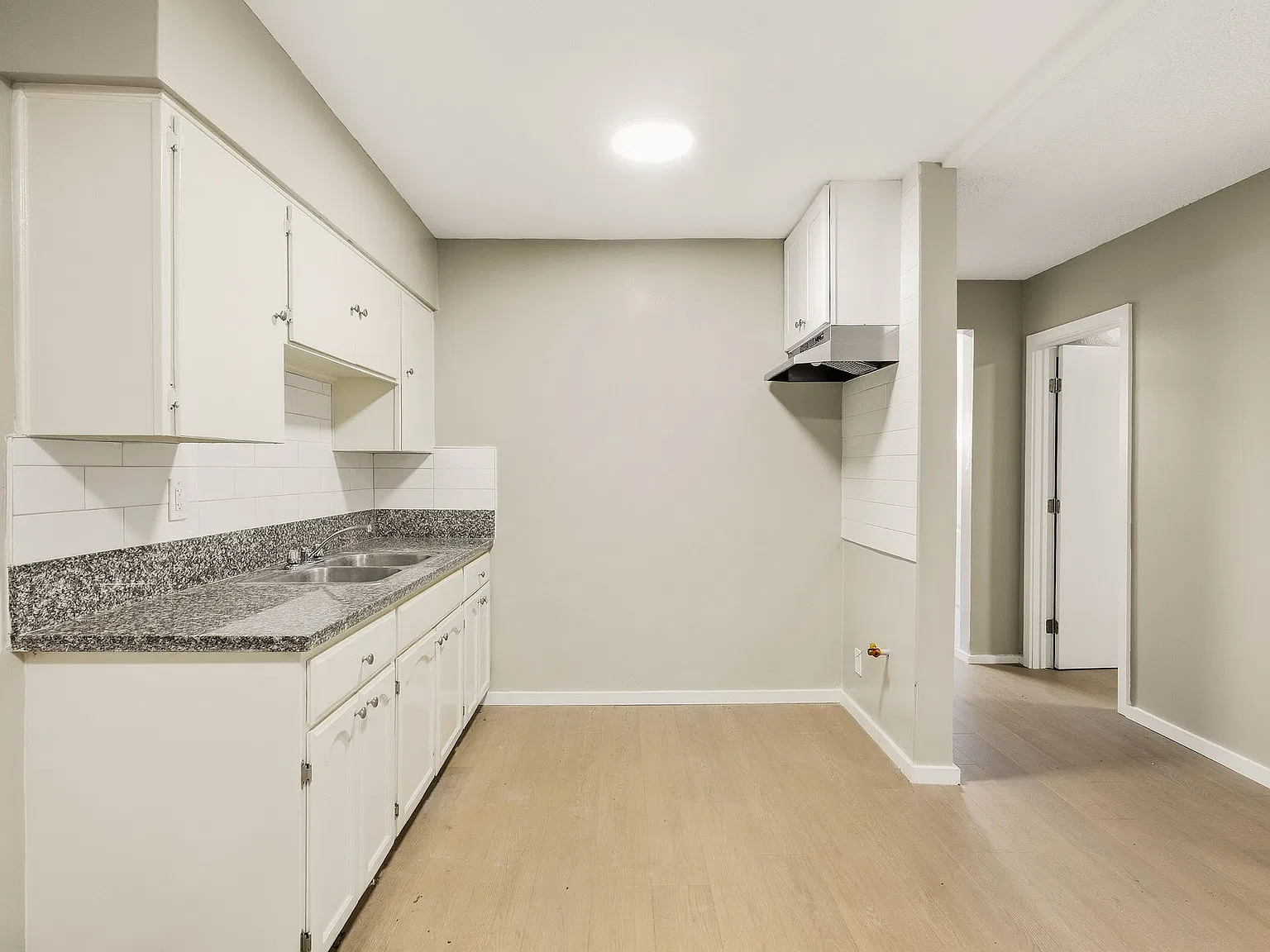 2 bed, 800 sqft, $2,300 — Photo 4