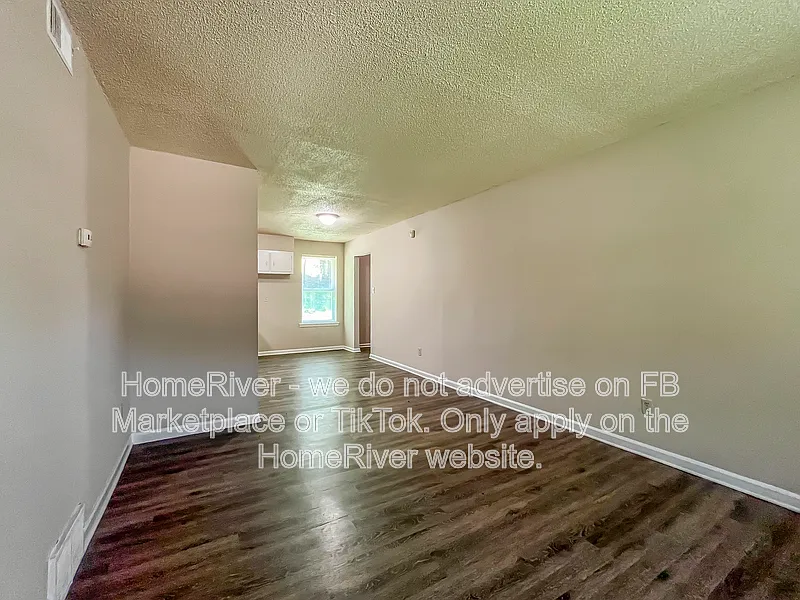 3 bed, 1.0 bath, 1145 sqft, $1,000 — Photo 2