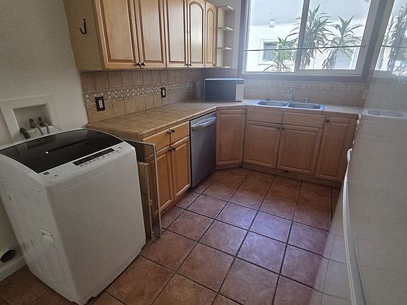 5th image of 608 N Sycamore Ave #608