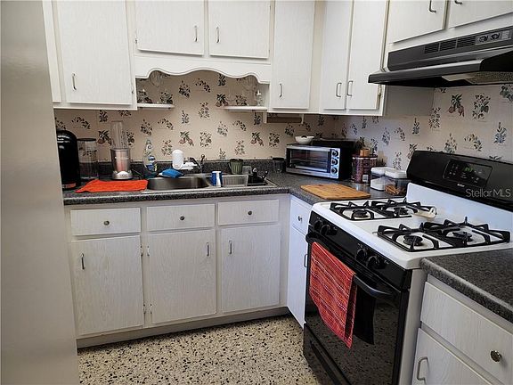 4th image of 400 El Camino Dr APT 213