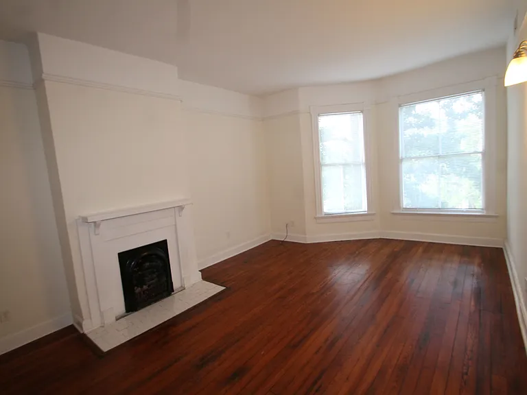 122 W Waldburg St #2 — Photo 4