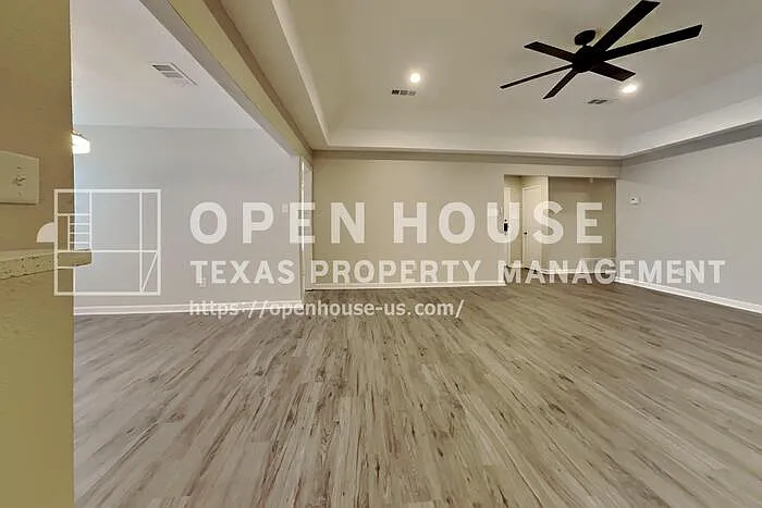 4 bed, 2.0 bath, 1813 sqft, $2,400 — Photo 4