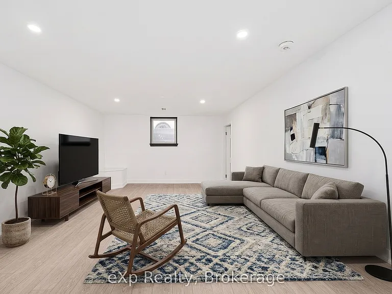 111 Riverside Dr N — Photo 16