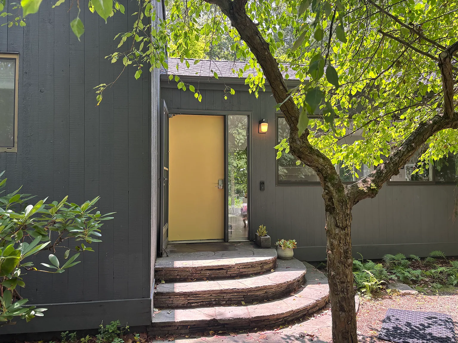 Private and Serene Home Close to Downtown — Photo 4