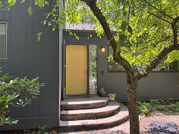 4th image of 8 Wooded Oak Ln