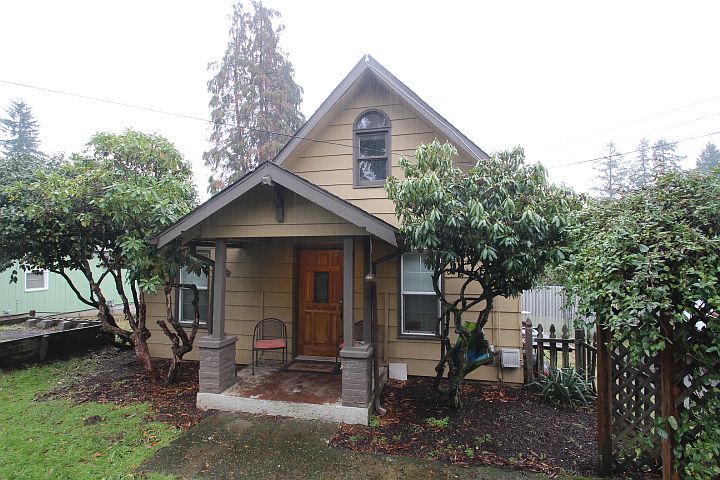 1st image of 3107 NE Petticoat Ln