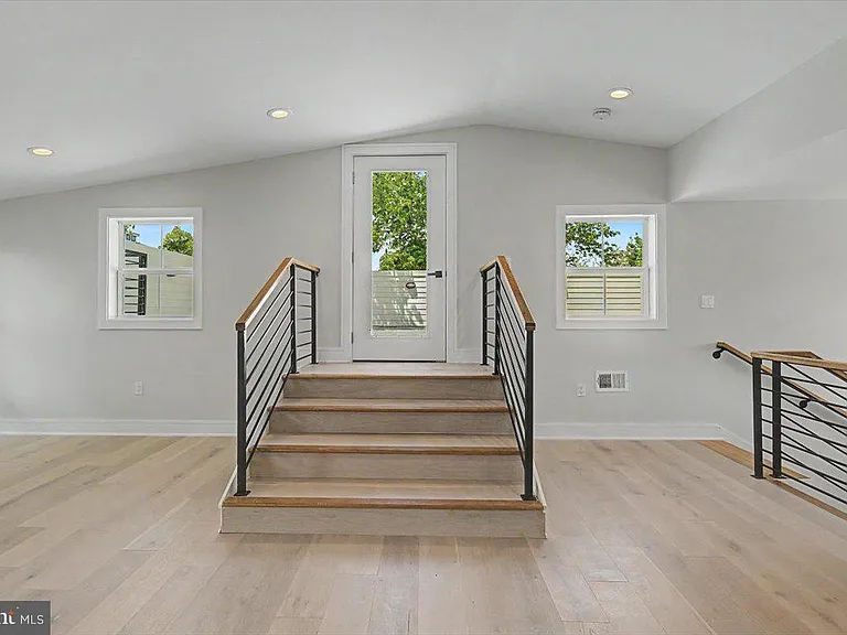 2902 Vista St NE — Photo 67