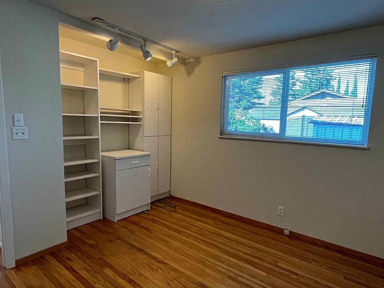 2000 Santa Cruz Ave — Photo 26
