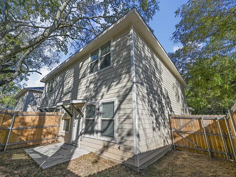 105 SE 4th St #2 — Photo 8