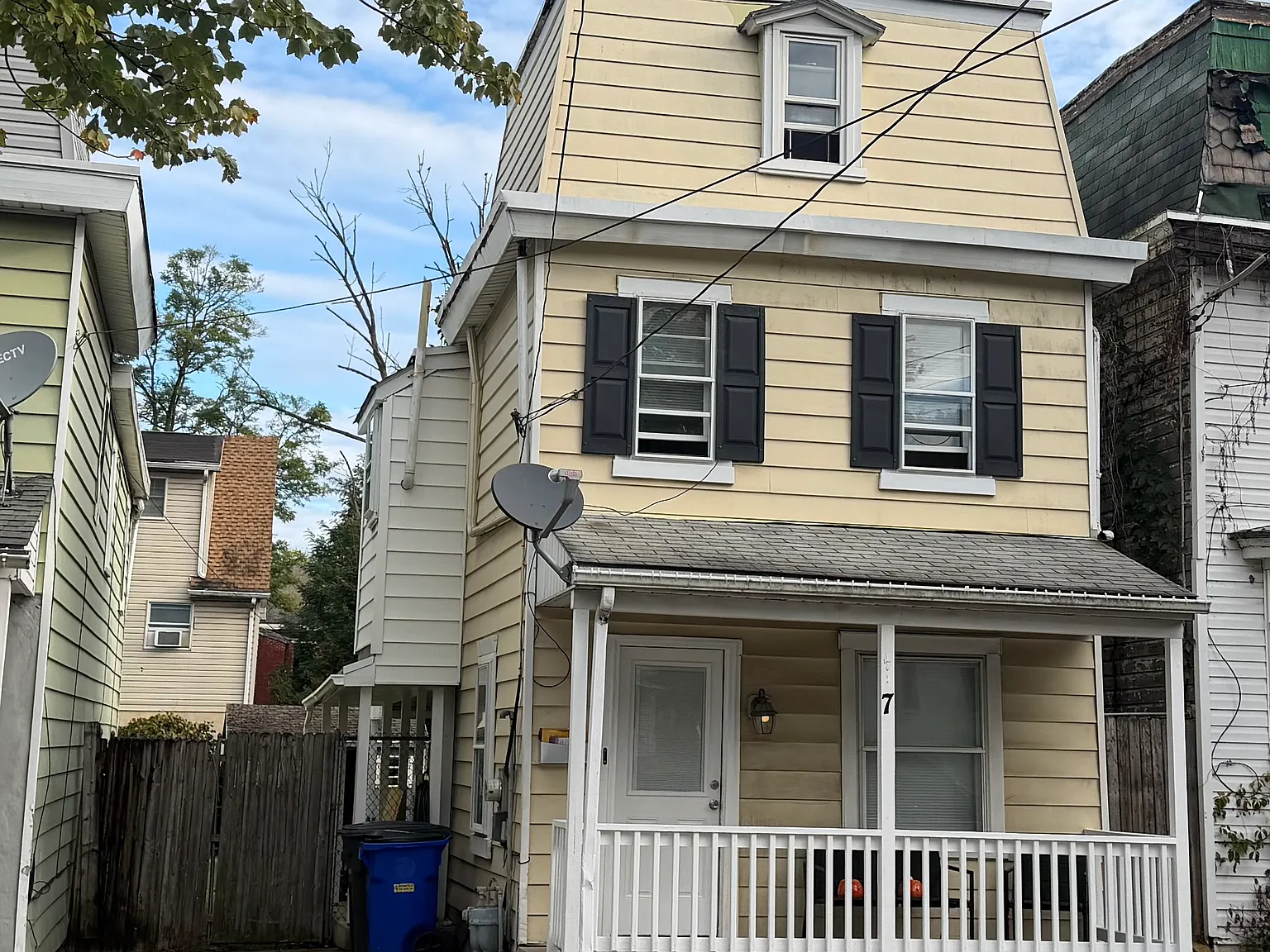 3 bed, 1036 sqft, $1,800 — Photo 1