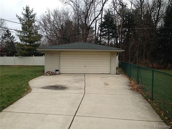 2nd image of 36520 Dowling St