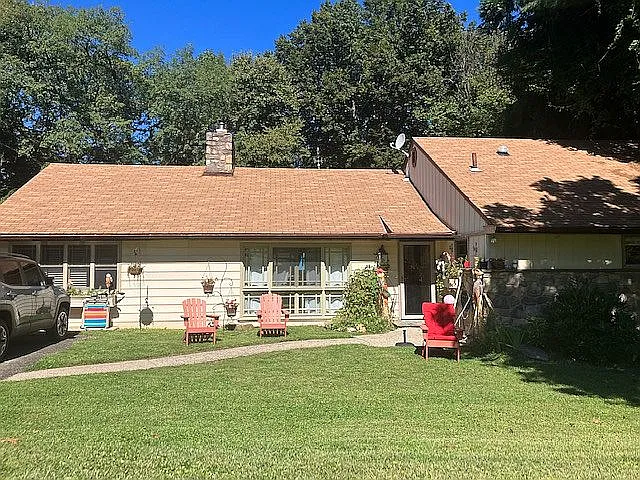 1228 Greentree Ln photo 1