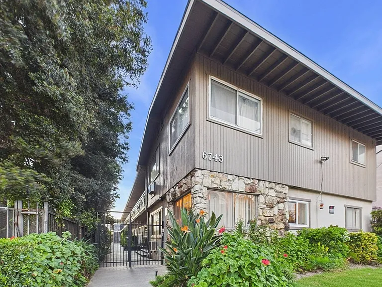 6743 Whitsett Avenue — Photo 12