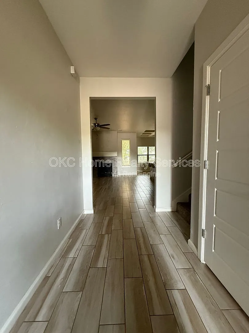 3 bed, 2.5 bath, 1923 sqft, $1,895 — Photo 2