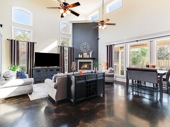 5th image of 301 La Villa Cir
