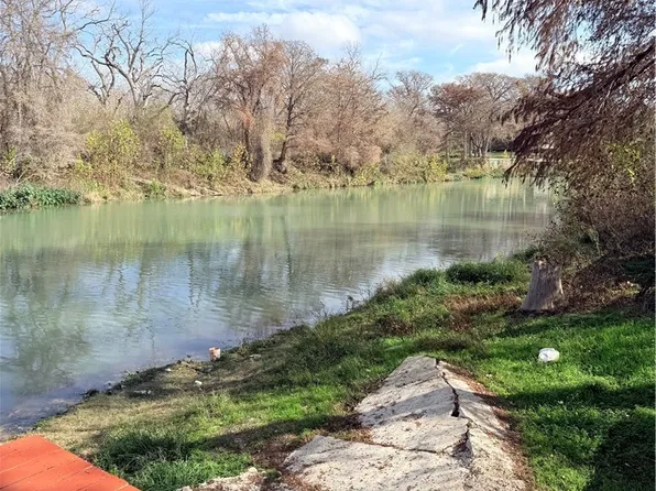 219 Pet St, Seguin, TX 78155