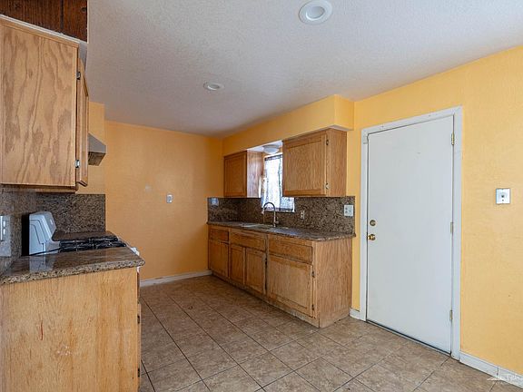 4th image of 3163 Pat Ave
