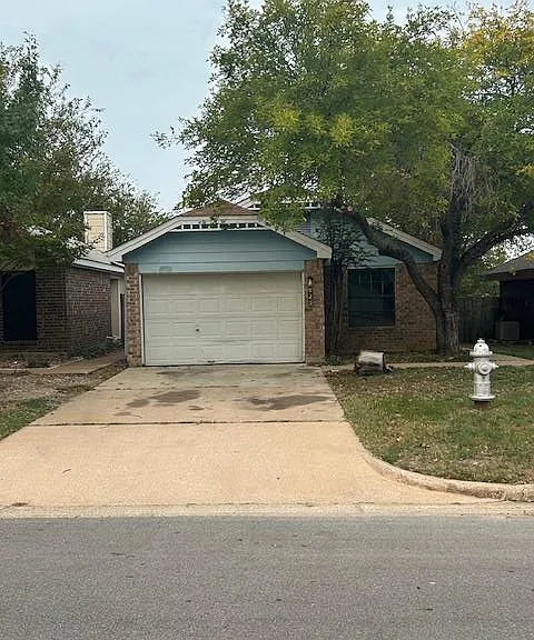 825 Mica Ln — Photo 2