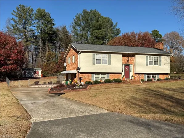 130 Winchester Dr, King, NC 27021