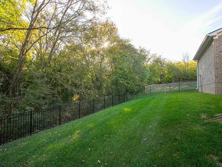 605 Quiet Cir — Photo 28