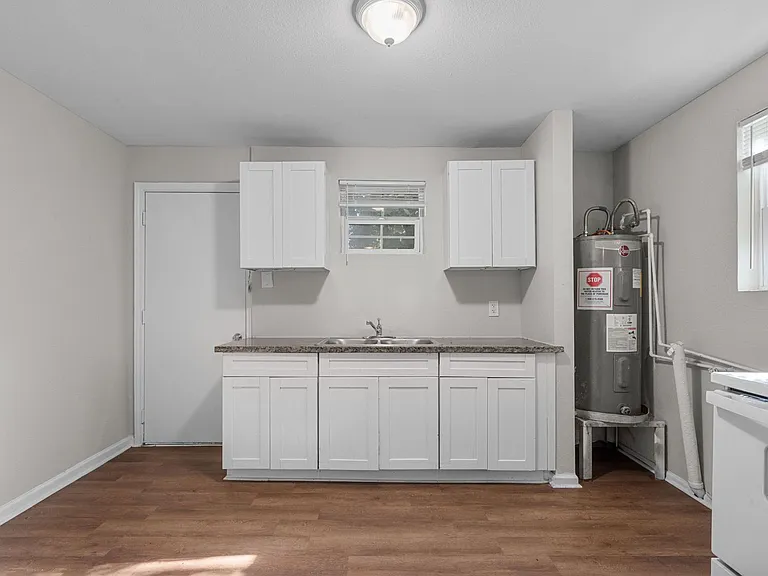 2328 Boss St — Photo 3