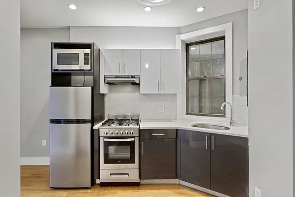 Rented by Safdie Realty Group | media 20