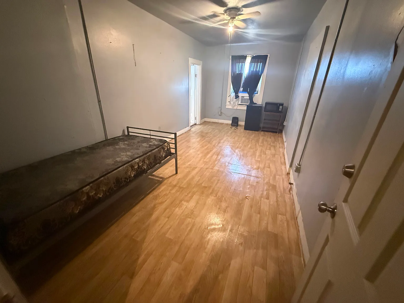 Studio, $595 — Photo 2
