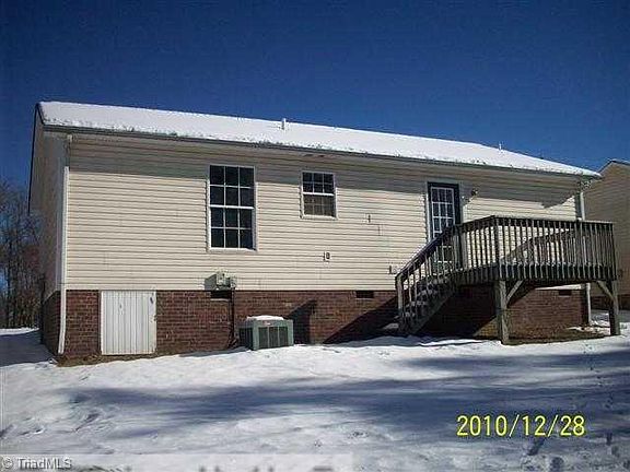 3rd image of 141 E Bellevue Dr