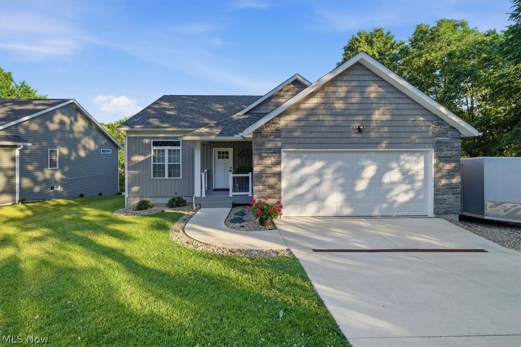 682 Grand Valley Dr, Howard, OH