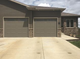 1910 8th St W, Dickinson, ND 58601