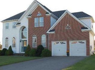 3 Dawson Ct, Hauppauge, NY 11749