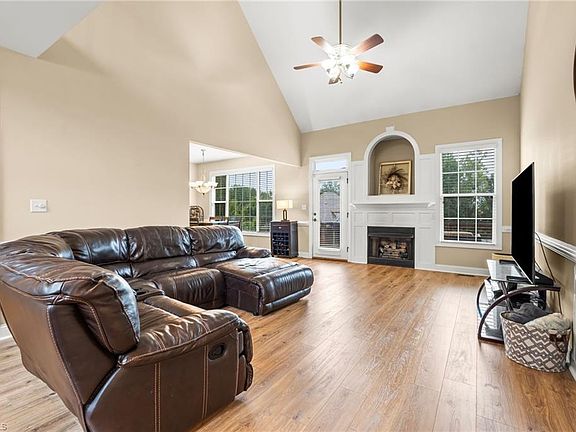 4th image of 1304 Bradford Ln