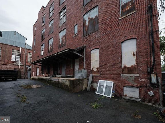 5th image of 619 Spruce St