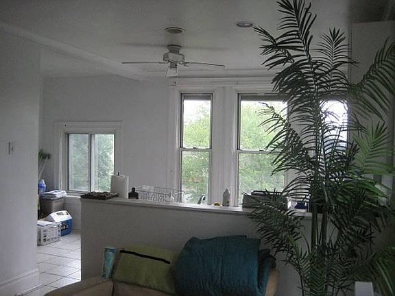 Breakfast nook on L