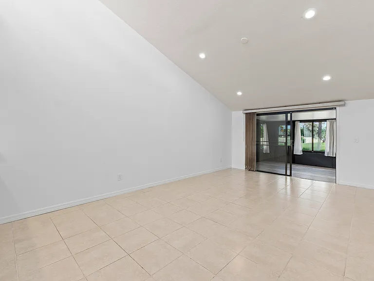 1431 SE Berwick Ct — Photo 8
