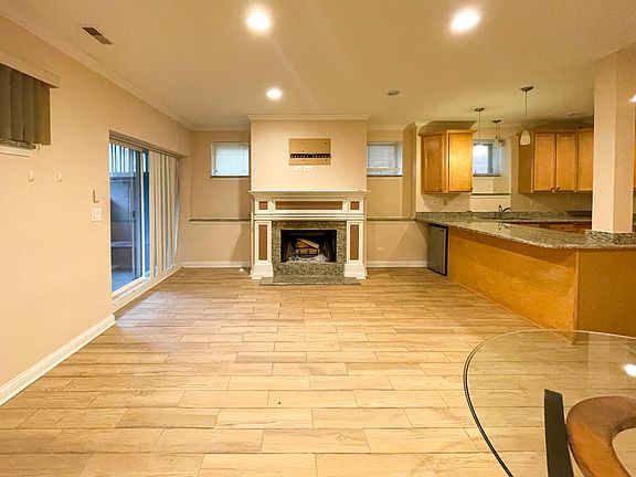3rd image of 2419 W Hutchinson St APT 1