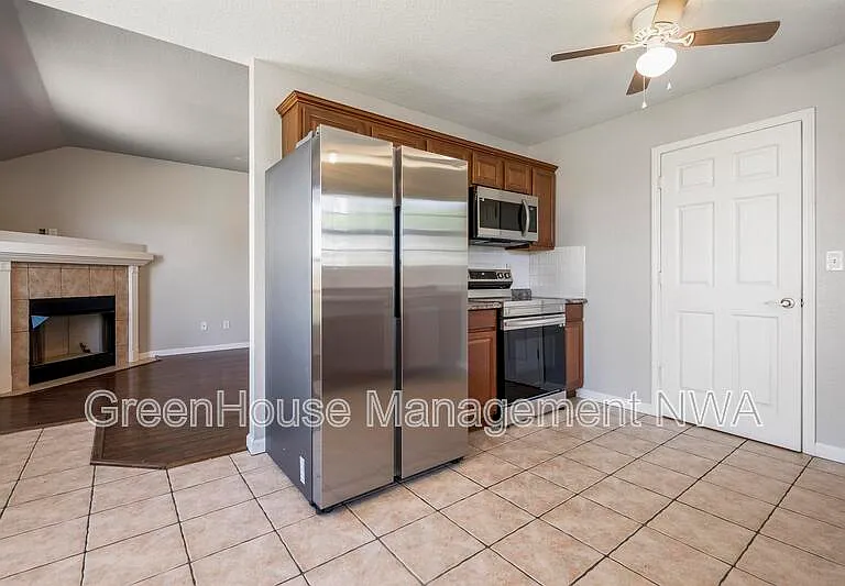 520 Dewberry Ln — Photo 8