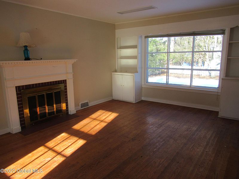 4th image of 816 Sanders Avenue