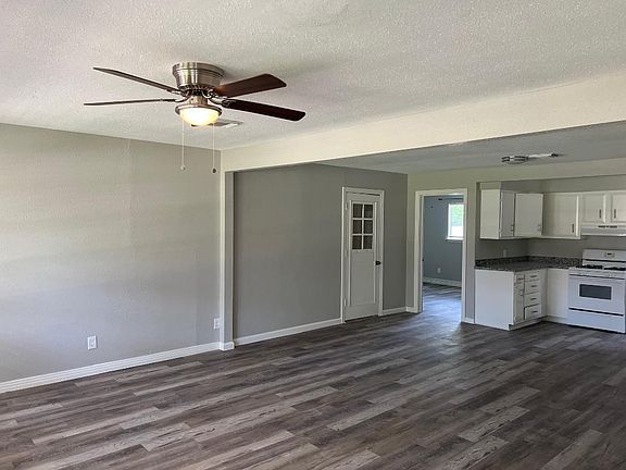 4th image of 214 S Pin Oak Dr