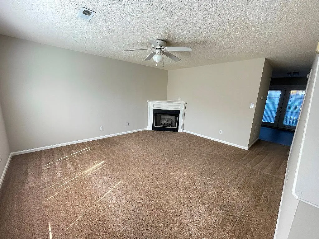 2 bed, 2.5 bath, 1168 sqft, $1,300 — Photo 2